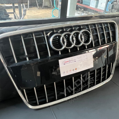 Audi Q7 4L083651F Çıkma Ön Panjur 2013-2016